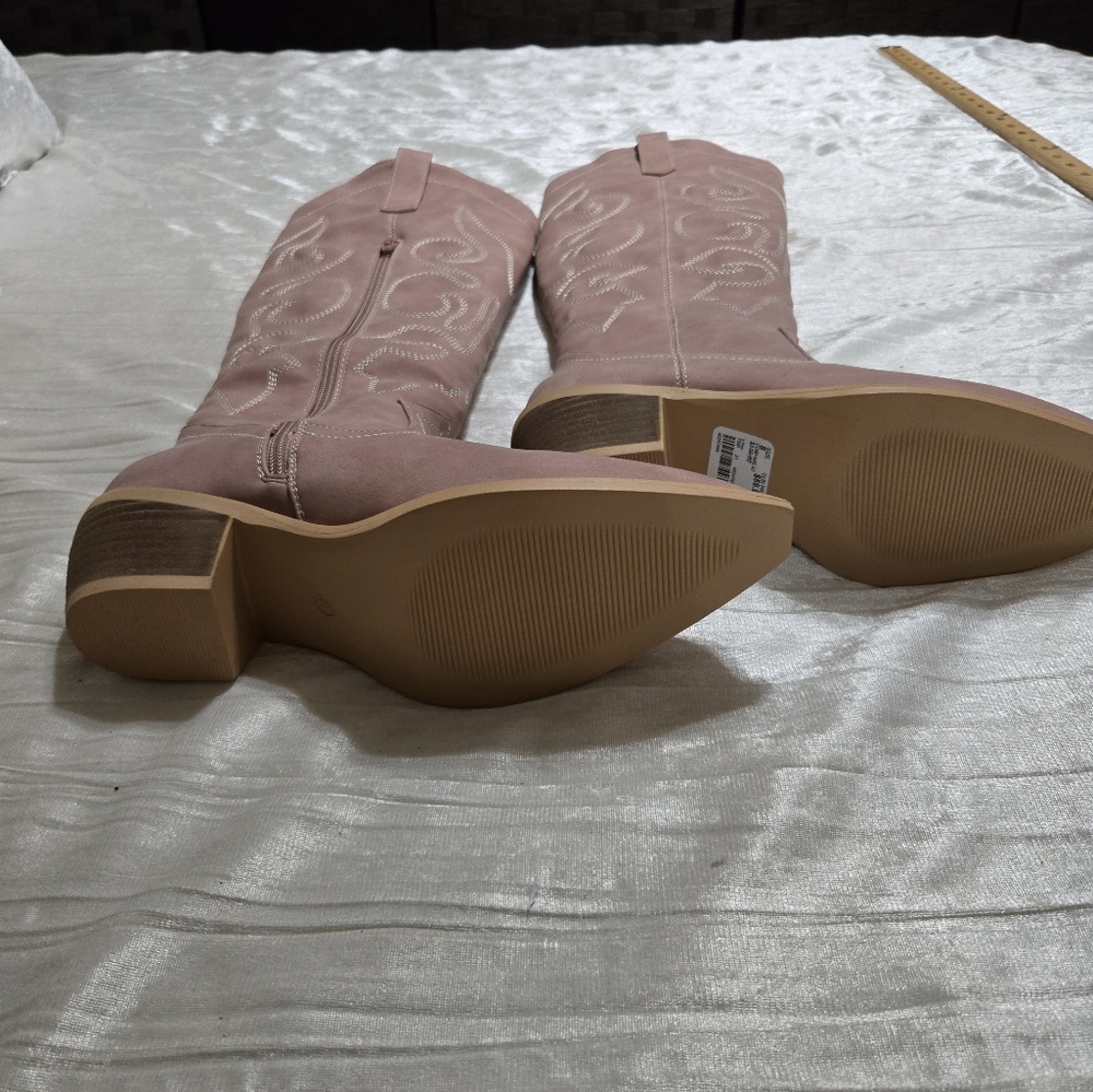 Pink Women's Cowboy Boots By Comfort ( Cato) NWT Size 8. - Picture 4 of 6